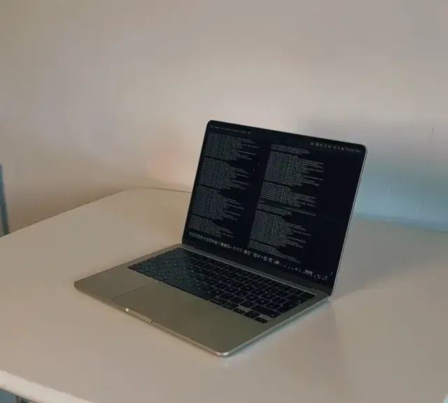 Laptop mit Bot-Skripten und Code