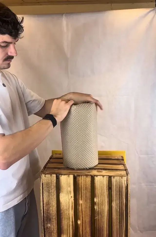 Vase wird mit Packpapier und Luftpolsterfolie geschützt